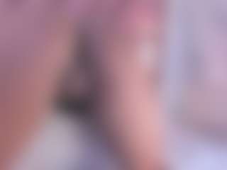 Live cam show with Averlie-Sterling - Black Petite on hornycams.live