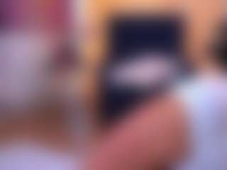 Live cam show with Mia - Handjob on CamClone