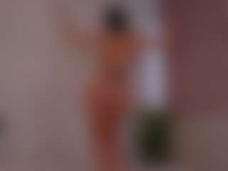 Live cam show with Mia - Striptease MILF on livesexfox.com