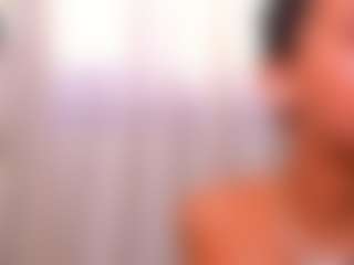 Live cam show with Mia - Athletic MILF on StripNow