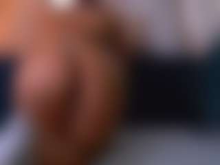 Live cam show with Mia - Striptease MILF on StripNow