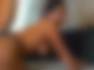 Live cam show with Mia - Skinny MILF on 1on1-livenow