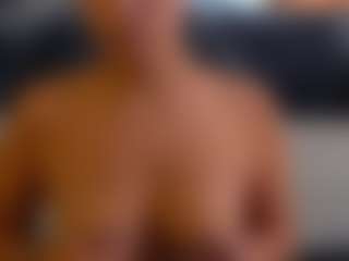 Mia MILF webcam performer live streaming