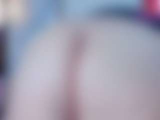 Live cam show with IriisFeitan - Tease Red Hair on UwU Esports