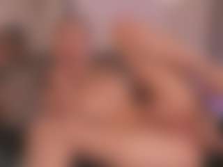 Live cam show with ElsieBlow - Foot Fetish on live18s.com