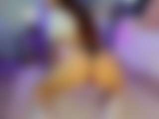 Live cam show with Reina-Cummingss - Blonde Hair MILF on Hubzter Live