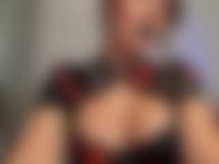 Live cam show with Medea-Queen - Flashing on Big Tits