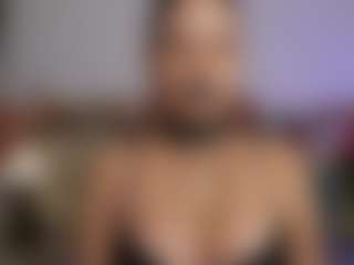 Live cam show with Medea-Queen - Lush Brown Hair on infinitiblacc.com
