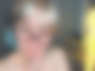 Live cam show with MaeChesser - Raven Hair on AdultVida.com
