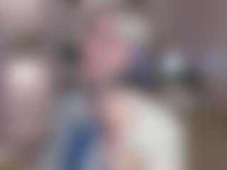 Live cam show with MaeChesser - Raven Hair on AdultVida.com