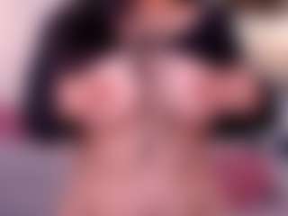 Live cam show with KellyWebster - Thick on AdultVida.com
