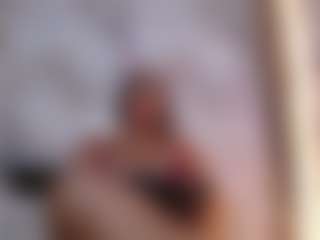 Alice MILF webcam performer live streaming