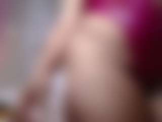 Alice MILF webcam performer live streaming