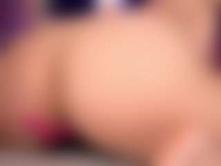 Live cam show with LauRoberts - Smoking on Camsoda