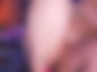 Live cam show with LauRoberts - Smoking on AdultVida.com