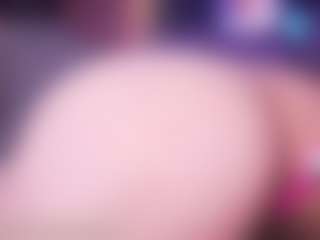 Live cam show with LauRoberts - HD Curvy on Camsoda