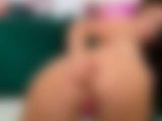 Live cam show with MollyMosley - Teen (18+) on CamClone
