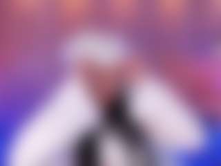 Live cam show with MiaLaurence - Average on Instabang