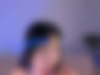 Live cam show with MiaLaurence - Thin on StripNow