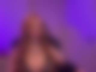 Live cam show with Smilee Girl - Brown Eyes Red Hair on StripNow