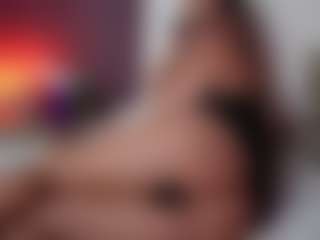 Live cam show with EmmaDallas - Average on Milfs Live