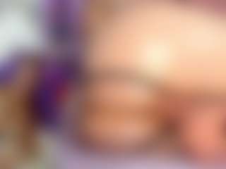 Live cam show with Yashira-Lennis - Red Hair Middle Aged on StripNow