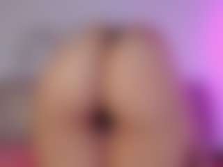 Live cam show with Bella-Rivers - Student on Milfs Live