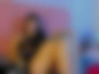 Live cam show with ElaSalvatore - Striptease on madthumbs