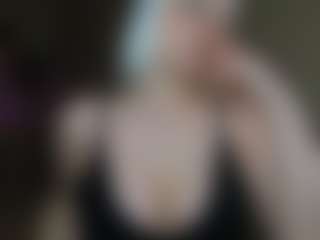 Live cam show with EvaLawrence - Camel Toe on AdultVida.com
