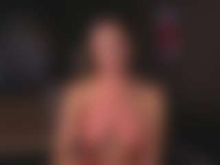 Live cam show with Evelyn - Green Eyes on friskycurves.com