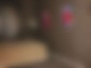 Live cam show with Evelyn - Skinny MILF on SxyPornLive