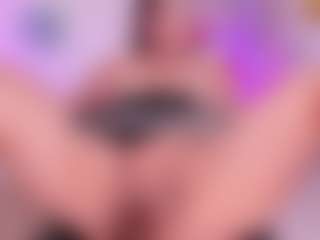 Live cam show with BBWCloe - Fingers on Camsoda