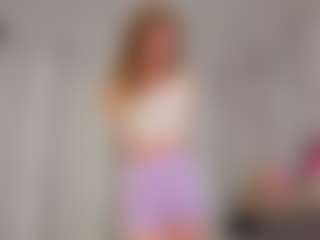 Live cam show with KarenSozzi - Brown Hair on Camming Site
