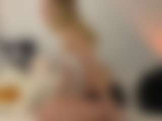 Live cam show with Annie - Blonde Hair on luckytryst.com