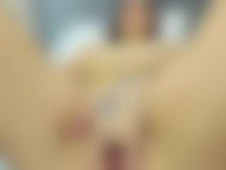 Live cam show with Isa06 - Striptease on SquirtSoMuch