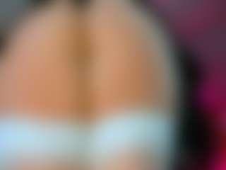 Live cam show with sofiiadiaz0805 - Oil on Camsoda