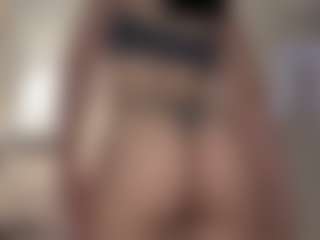 Live cam show with Emilia - Fingers on AdultVida.com