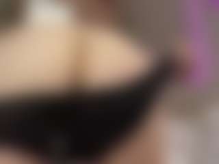 Live cam show with Emilia - Oil on Camsoda