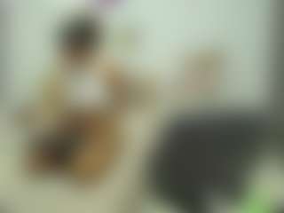 Live cam show with Naomylynch - Shaved Pussy on Dare Cams