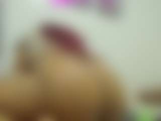 Live cam show with Naomylynch - Public on madthumbs