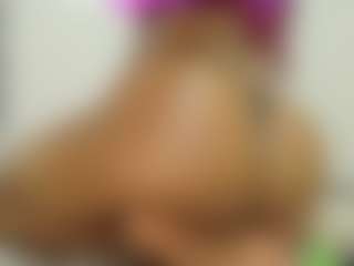Live cam show with Naomylynch - Black Dildo on Chatstar