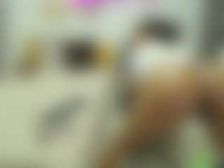 Live cam show with Naomylynch - Camel Toe on CamwithHer