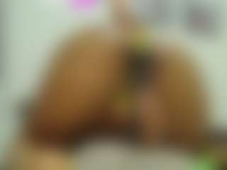 Live cam show with Naomylynch - Ebony Shaved Pussy on 1on1-livenow