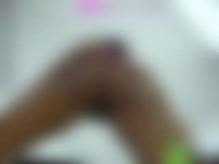 Live cam show with Naomylynch - Shaved Pussy on Camsoda