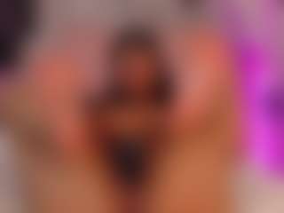Live cam show with Maia Reficco - Shaved Pussy on Camsoda