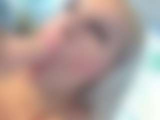 Live cam show with Ella-Vee - Flashing on madthumbs