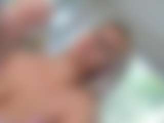 Live cam show with Ella-Vee - Average on Cam Slut