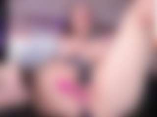 Live cam show with Kate Moorex - Blonde Hair MILF on TeamSkeetLive