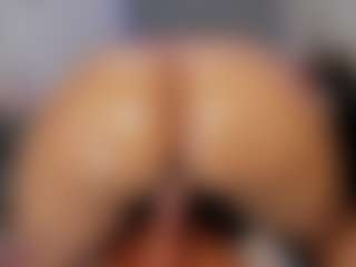 Crystal-beennz's Live Sex Cam Show