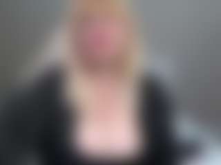 EmmaEllison MILF webcam performer live streaming